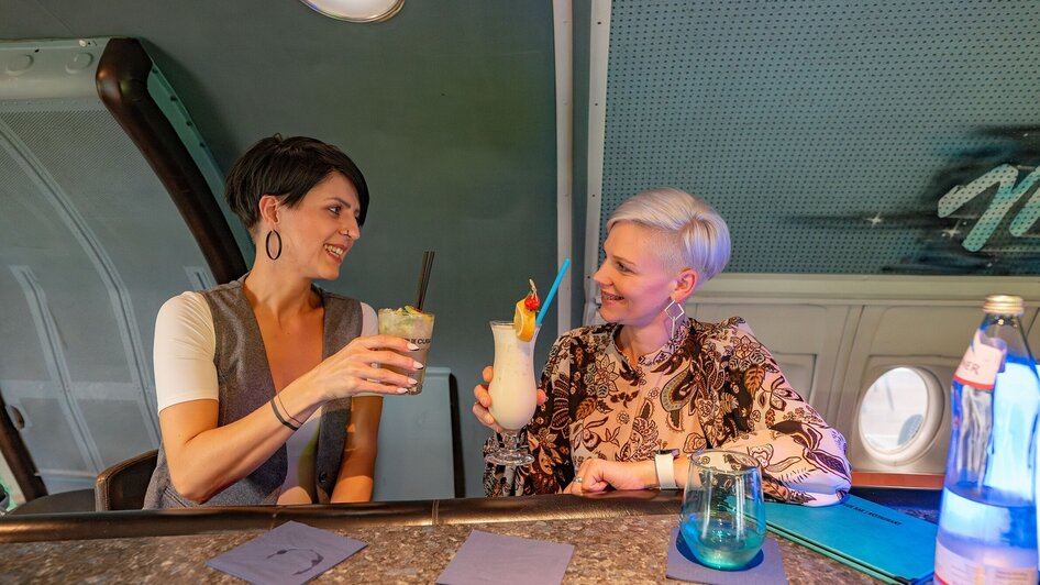 Zwei Frauen stoßen in der NOVA-AIR Bar in Graz an. | © 5komma5sinne - Rene Strasser Fotografie