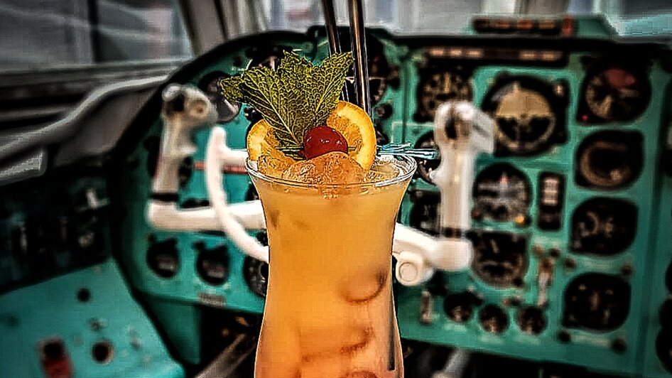 Ein erfrischender Cocktail im Cockpit eines Flugzeugs. | © NOVAPARK
