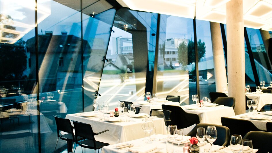 Elegantes Restaurant in Graz mit modernen Möbeln und Panoramaausblick. | © nullneun