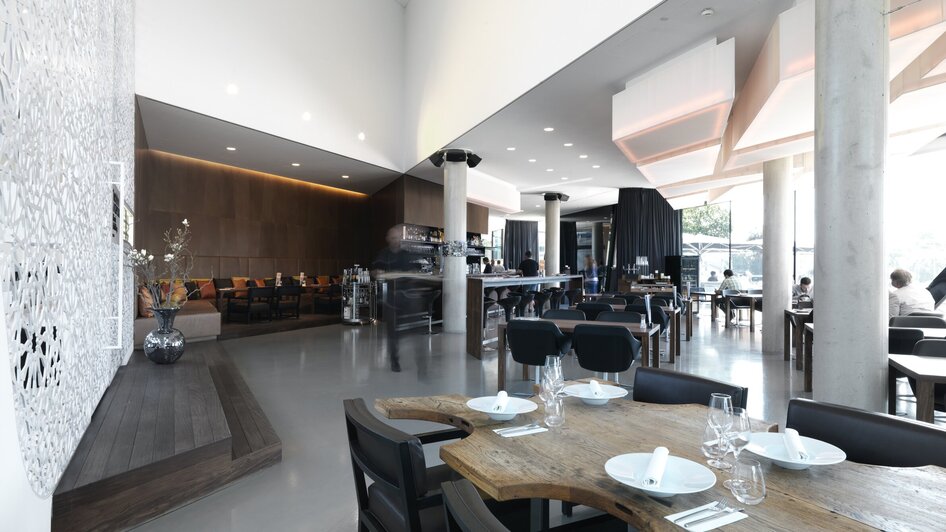 Ansicht des modernen Restaurants Nullneun in Graz mit stilvollem Mobiliar. | © nullneun