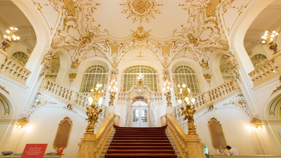 Faszinierender Innenraum der Oper Graz mit kunstvollen Details.