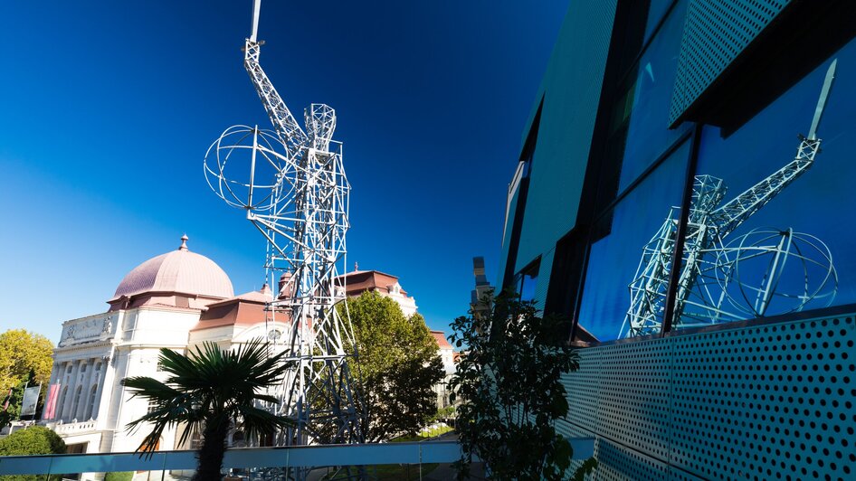 Lichtschwert Statue neben der Grazer Oper - ein Skulptur von Hartmut Skerbisch.