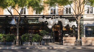 Moderne Fassade des Operncafés mit Ballondekoration. | © Jauk Katharina