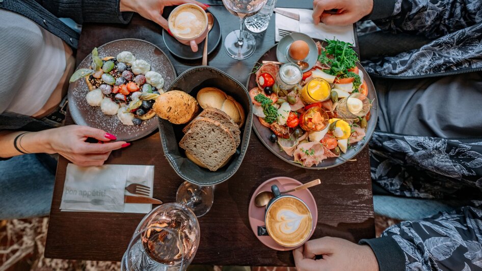 Leckeres Essen im Operncafé in Graz, mit einer Auswahl an Gerichten und Getränken.