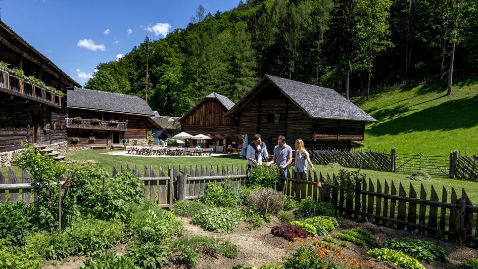 Besucher erkunden den Garten im Freilichtmuseum Stübing. | © Region Graz - Tom Lamm