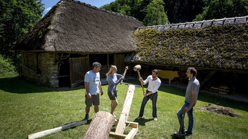 Gruppenaktivität im Freilichtmuseum Stübing mit Holzarbeiten. | © Region Graz - Tom Lamm