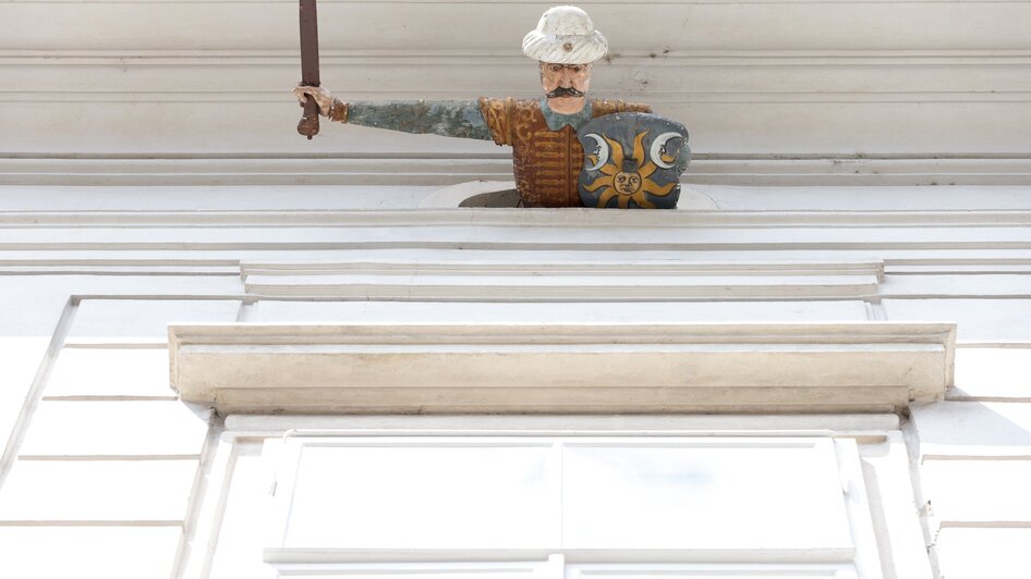 Ein detailreicher Holzschnitt eines Kriegers mit Schwert am Palais Saurau. | © Graz Tourismus - Harry Schiffer