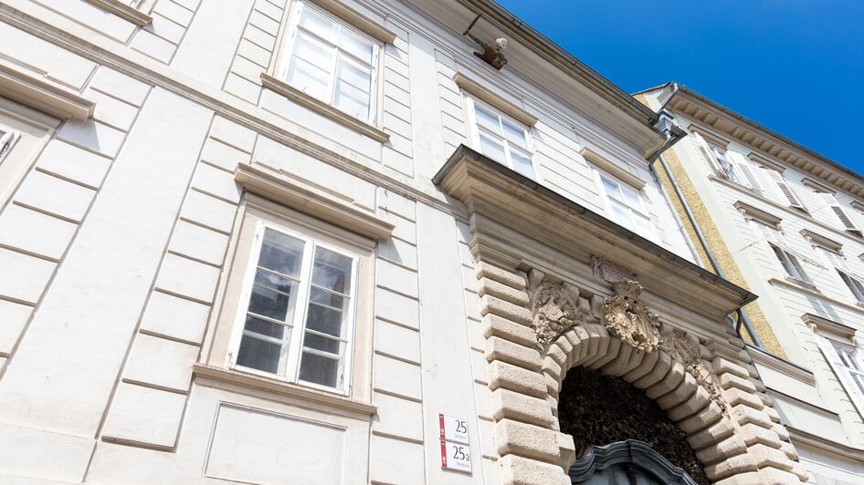 Das Palais Saurau in Graz, beeindruckende Architektur und historische Fenster. | © Graz Tourismus - Harry Schiffer