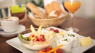 Frühstückstisch mit Müsli, Obst und Getränken. | © Martin Pabis & Martina Rötzer