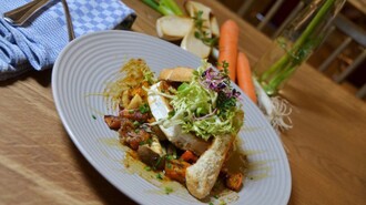 Leckeres Gericht mit Gemüse, Brot und Salat auf einem Teller. | © PEP