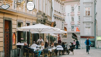 Gäste essen draußen bei Peppino im Hofkeller in Graz. | © Sebastian Reiser