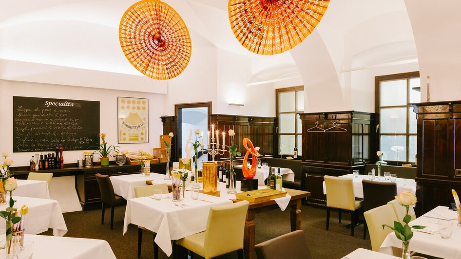 Elegantes Restaurant mit stilvollen Tischen und Lampen. | © Sebastian-Reiser