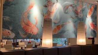 Gemütliche Restaurantatmosphäre mit kunstvoller Fisch-Wandmalerei.