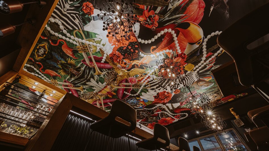 Blick auf die kunstvoll dekorierte Decke in einem Restaurant. | © Joel Kernasenko