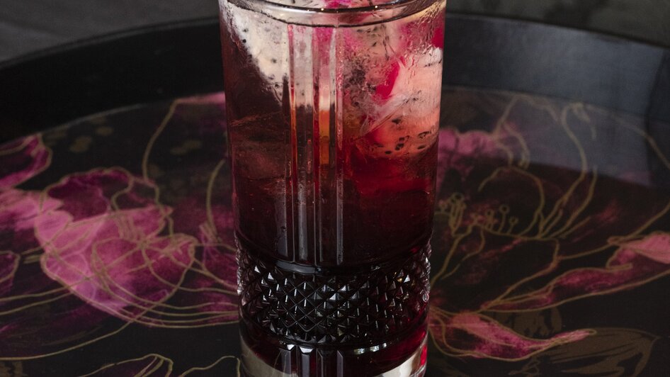 Ein Cocktail mit Drachenfrucht und bunten Zutaten auf einem eleganten Tisch. | © Jauk Katharina