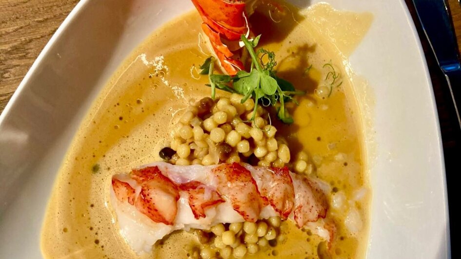Gourmetgericht mit Hummer in einer feinen Sauce.