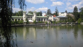 Idyllische Aussicht auf das Purberg Restaurant in Graz am Hilmteich, umgeben von Natur. | © Purberg