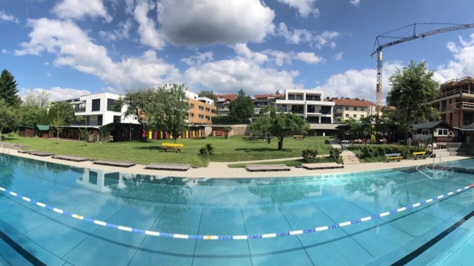Panorama des Ragnitzbades mit Pool und Grünflächen.