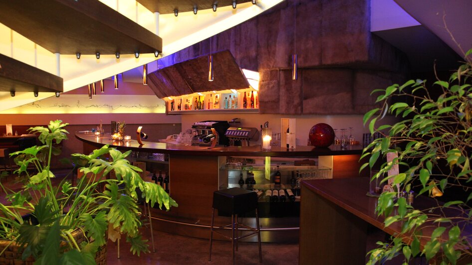 Stylische Bar im Restaurant Rondo mit Pflanzen und Beleuchtung. | © Restaurant RONDO