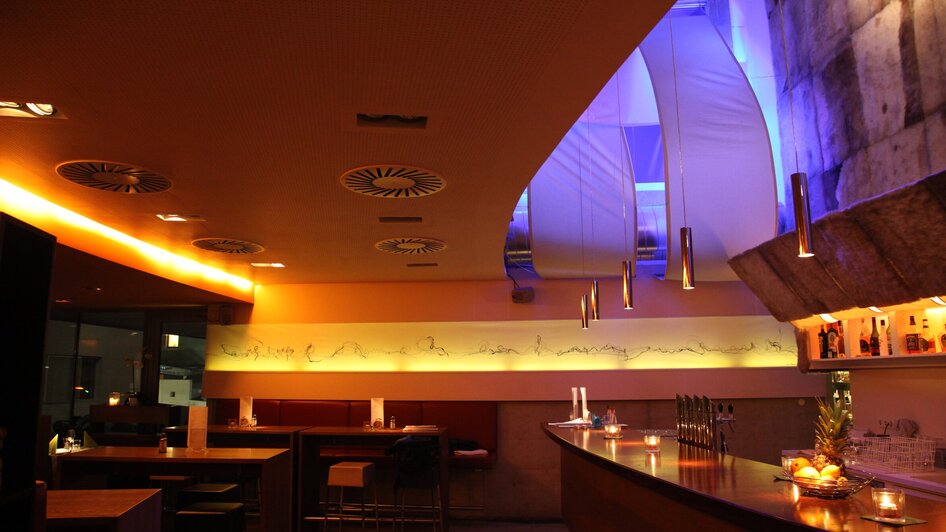 Modernes Restaurant mit einer stilvollen Bar und gedämpfter Beleuchtung. | © Restaurant RONDO