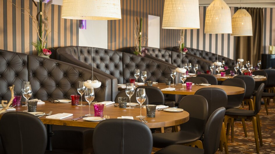 Elegantes Restaurant mit stilvollen Tischen und gemütlicher Atmosphäre.