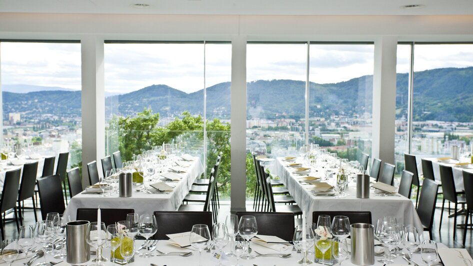 Elegantes Restaurant mit Blick auf Graz und die Berge.