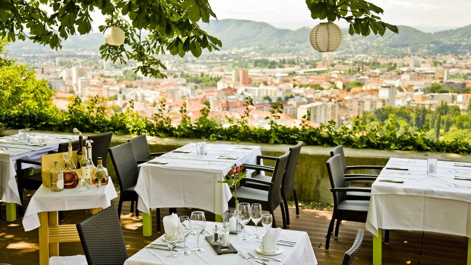 Gemütlicher Restaurantbereich mit Blick auf Graz.