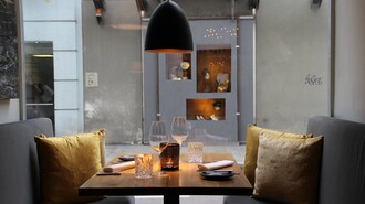 Gemütlicher Restauranttisch mit Kerzenlicht und eleganter Atmosphäre.