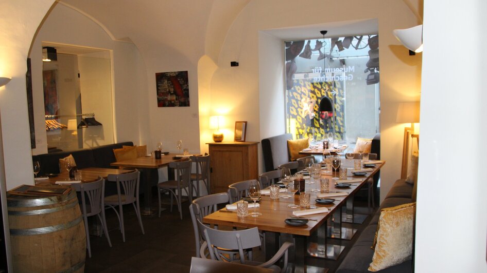 Gemütliches Restaurant mit Holzdekor und gedecktem Tisch in Graz.