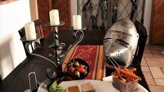 Tisch mit herzhaftem Essen in einem rustikalen Restaurant.