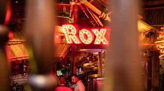 Beleuchtetes ROX-Schild in einer Bar in Graz.