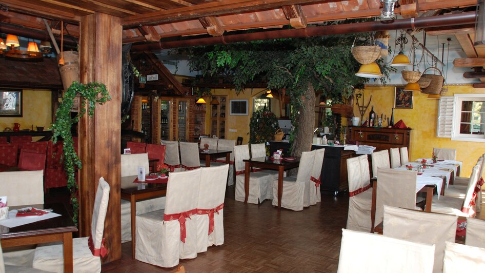 Gemütliches Restaurant mit Holzdekor und Pflanzen. | © Rudolf