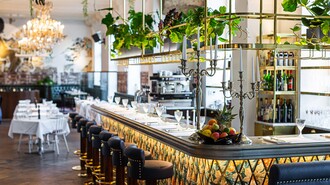 Elegante Restaurantbar mit Pflanzen und einer einladenden Atmosphäre. | © Florian Weitzer Hotels & Restaurants