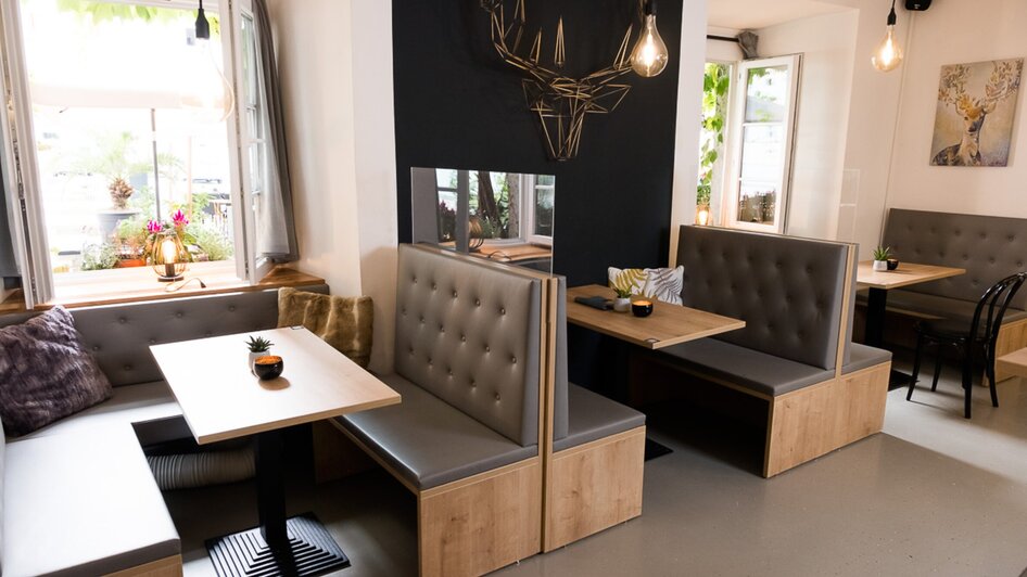 Moderne Inneneinrichtung eines Cafés mit gemütlichen Sitzecken. | © Schäffner