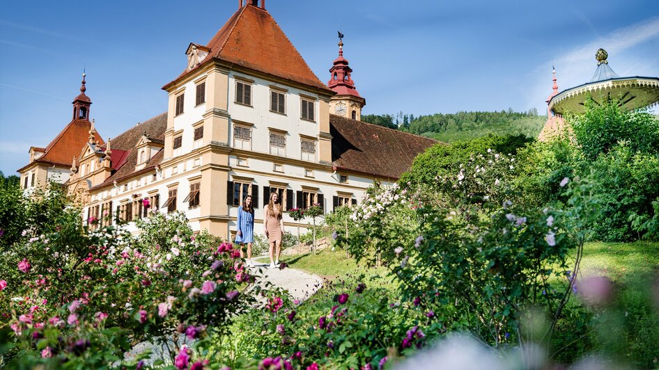Schloss Eggenberg mit Blumen im Vordergrund in Graz.