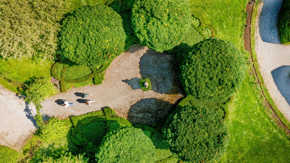 Luftaufnahme des Schlossparks von Schloss Eggenberg in Graz.
