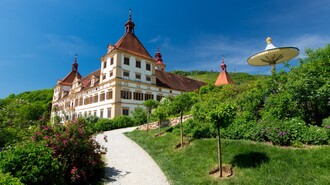 Schloss Eggenberg in Graz, umgeben von Natur und blühenden Gärten. | © Graz Tourismus - Harry Schiffer