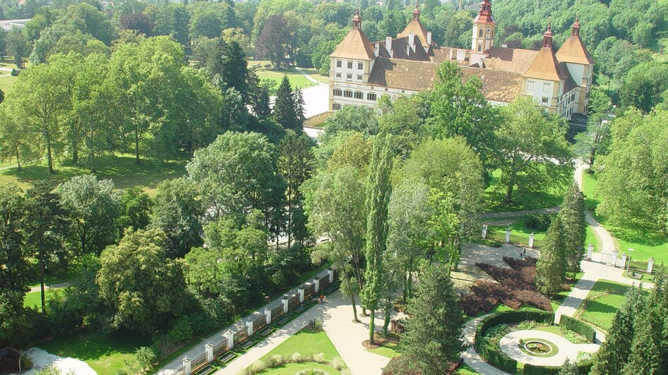 Luftaufnahme des Schlossparks von Schloss Eggenberg in Graz. | © zepp@cam.at 04 | Graz Austria
