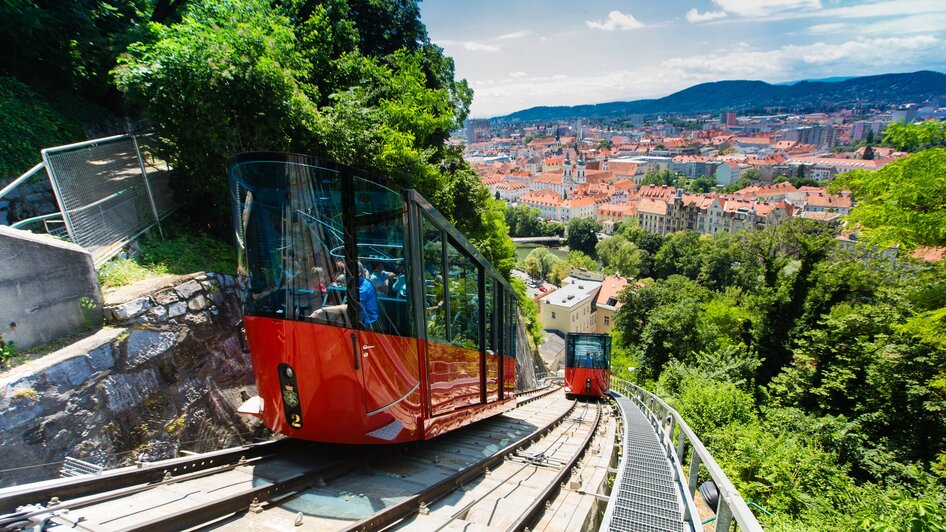 Schlossbergbahn in Graz mit Blick auf die Stadt. | © Graz Tourismus - Harry Schiffer