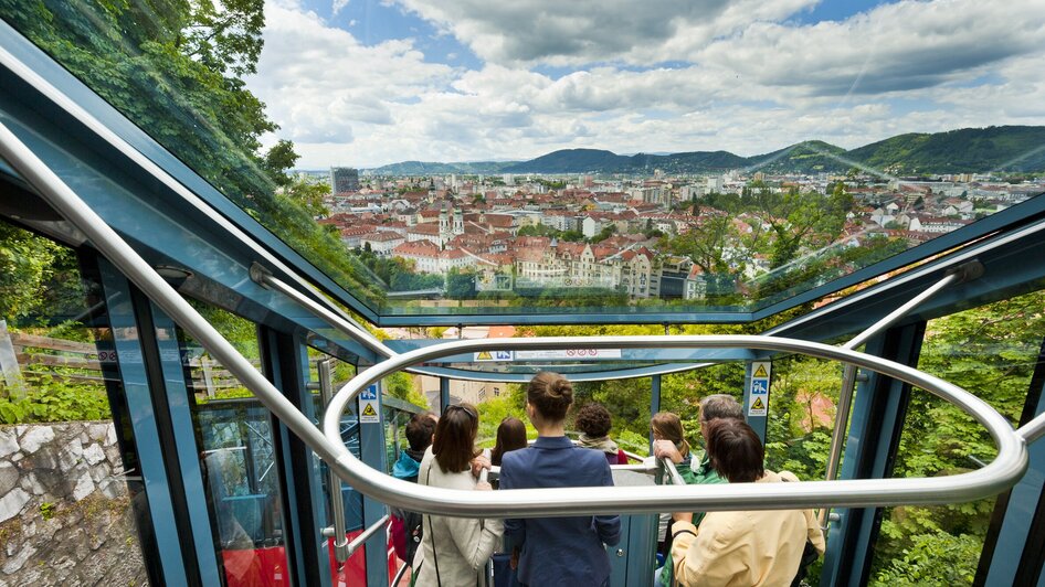 Fahrt mit der Schlossbergbahn in Graz mit Blick auf die Stadt. | © Graz Tourismus - Werner Krug