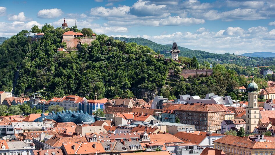Blick auf Graz mit Schlossberg, Uhrturm und Kunsthaus.