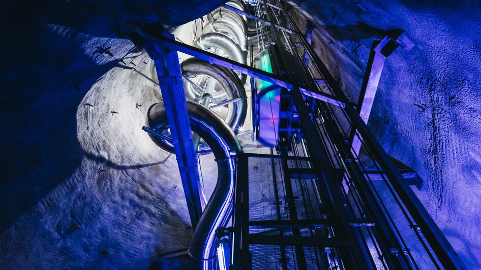 Blick auf die Schlossbergrutsche in Graz, mit bunten Lichtern. | © Diesel Heldentheater