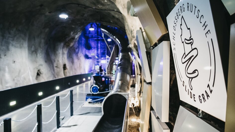 Die Schlossbergrutsche in Graz ist eine futuristische Rutsche in einem beleuchteten Tunnel im Grazer Schlossberg. | © Diesel GmbH