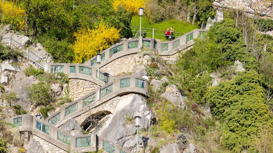 Der Schlossbergsteig führt hinauf zum Grazer Uhrturm.
