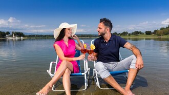 Paar entspannt am Schwarzlsee mit Cocktails in der Hand. | © Region Graz - Harry Schiffer