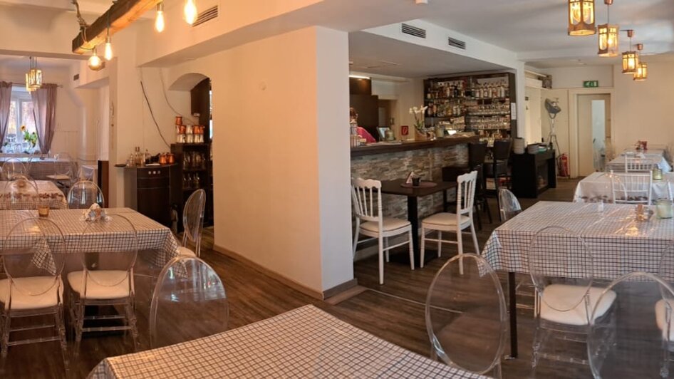 Gemütliches Restaurant mit modernen Möbeln und Tischen. | © Galghoura