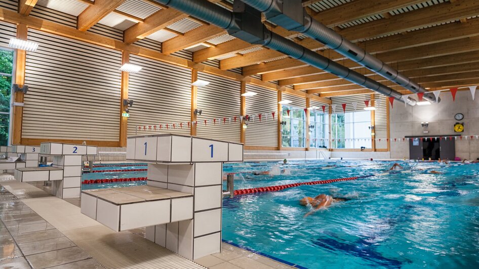 Innenansicht des Sport Union Hallenbads mit Schwimmern im Wasser. | © Michael Jöbstl