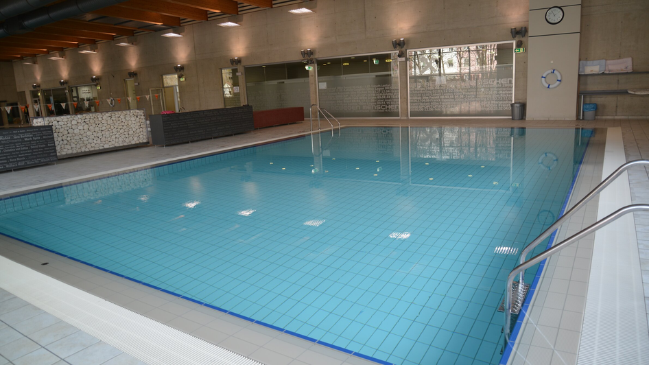 Modernes Hallenbad mit blauem Wasser und Holzdecke. | © SPORTUNION Steiermark