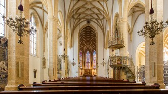 Innenansicht der Stadtpfarrkirche in Graz mit Kirchenbänken. | © Graz Tourismus - Harry Schiffer