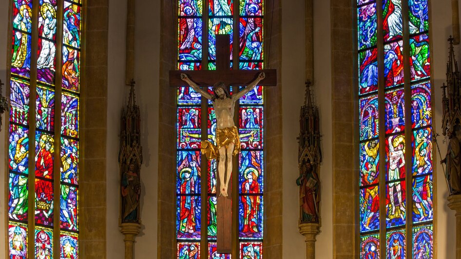Die Stadtpfarrkirche in Graz mit bunten Glasfenstern.